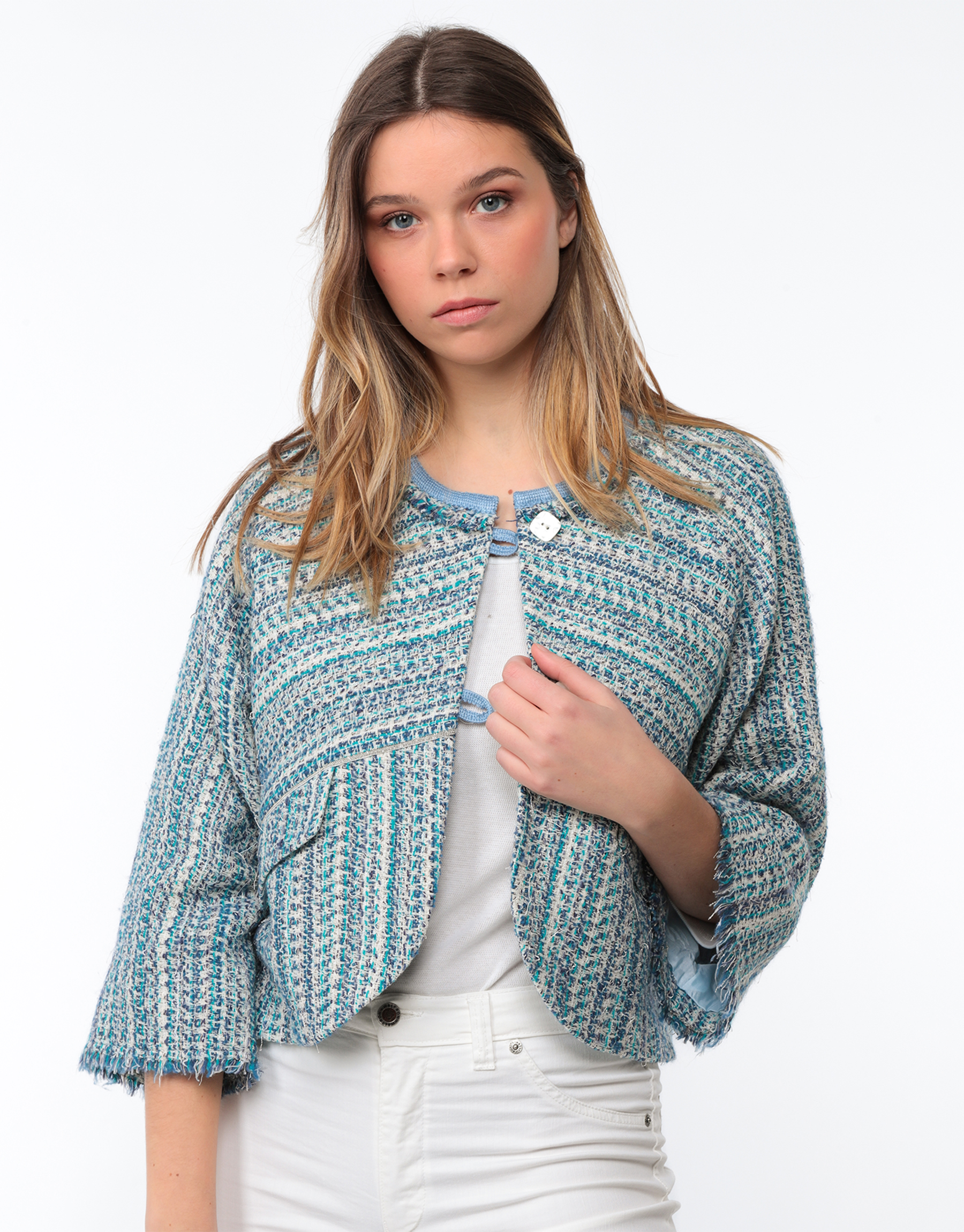 Veste courte droite à découpes en tweed bleu et blanc ou en soie